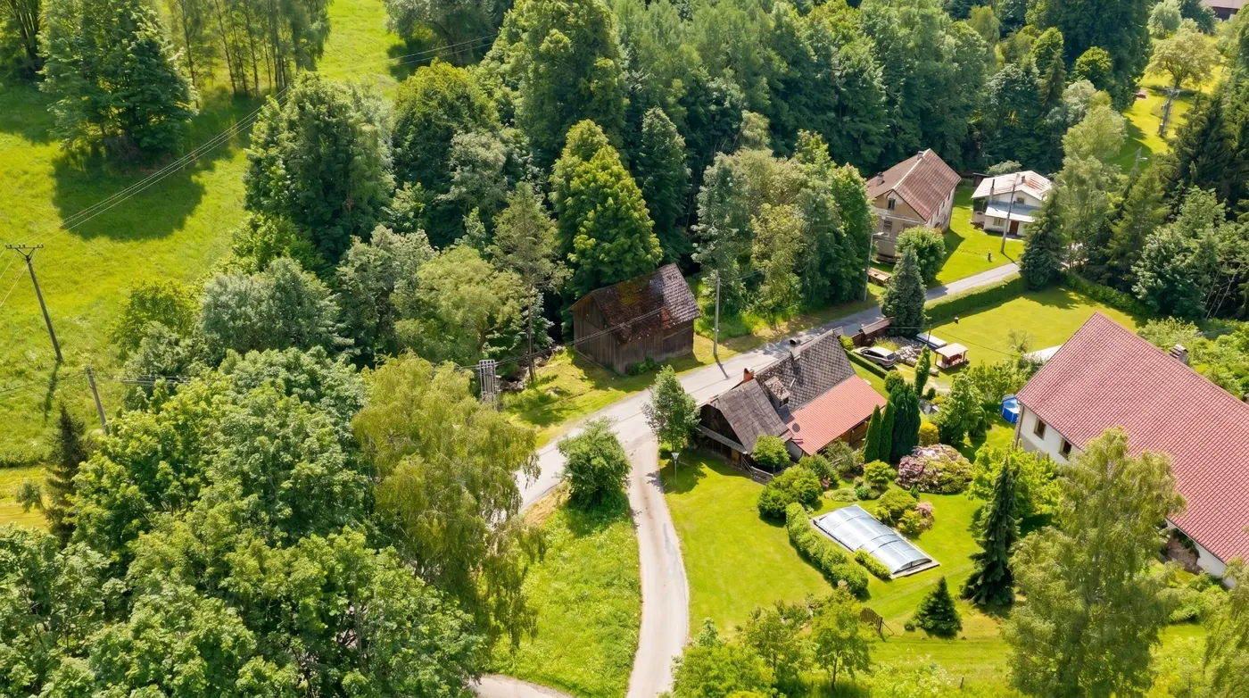 Letecký pohled na krajinu Jeseníků s kopci a loukami