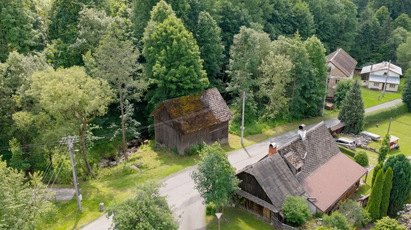 Letecký pohled na pozemek se stodolou v obci