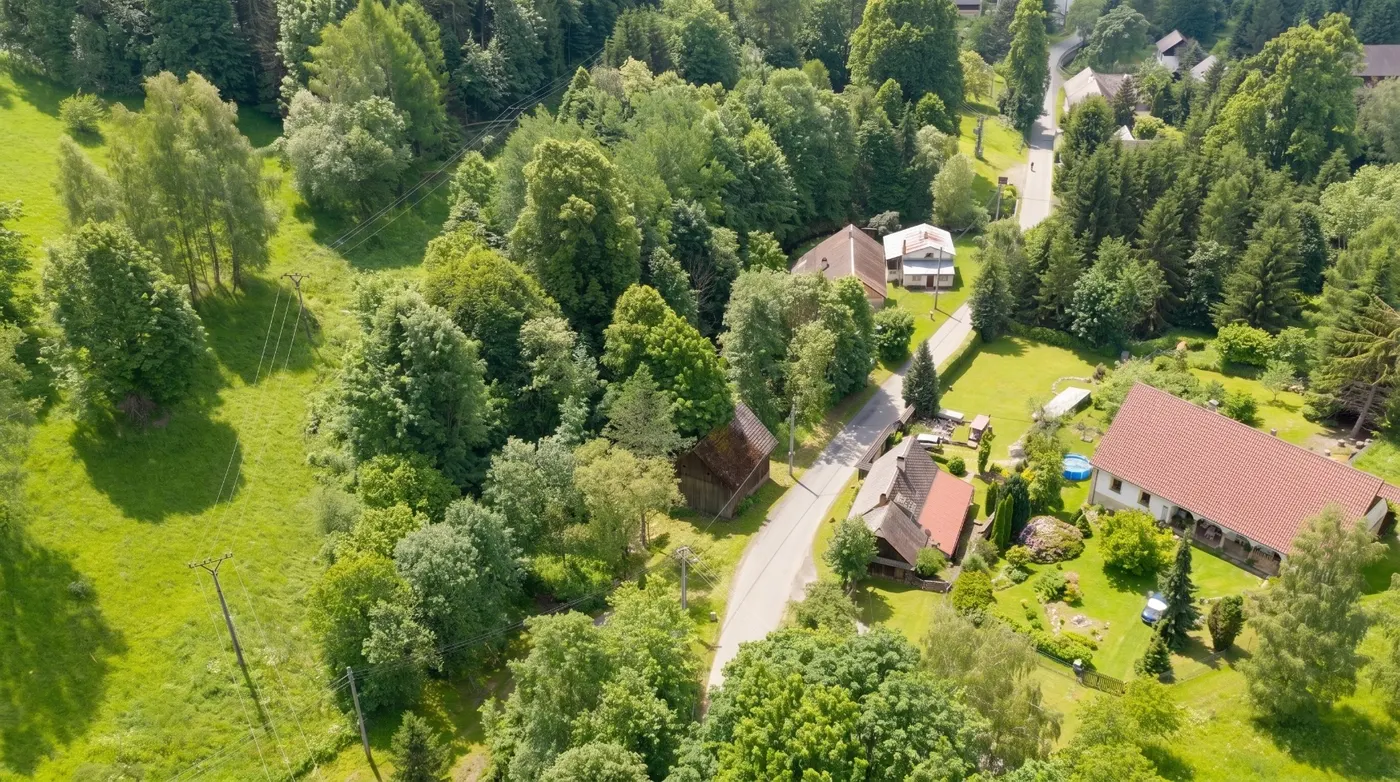 Letecký pohled na Nové Losiny a okolní zeleň