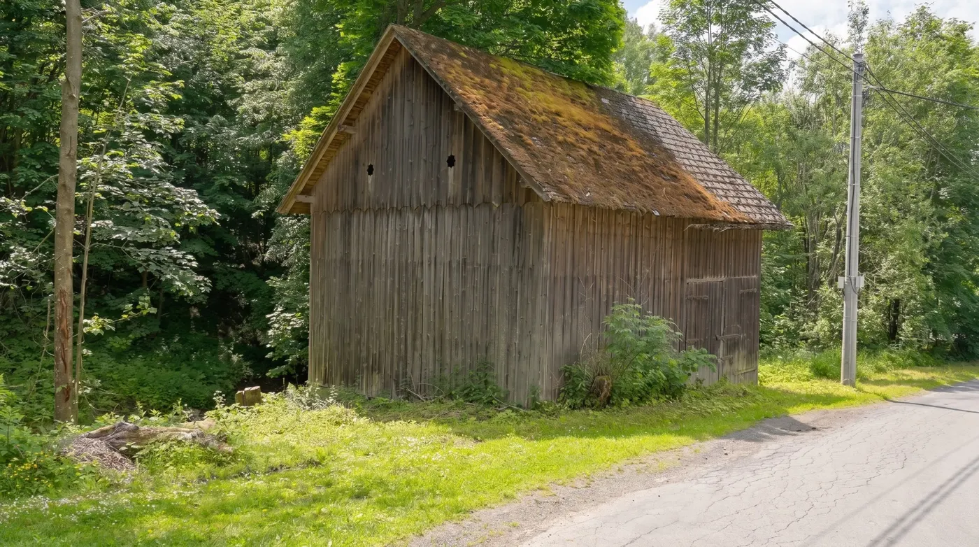 Stávající dřevěná stodola u potoka, současný stav